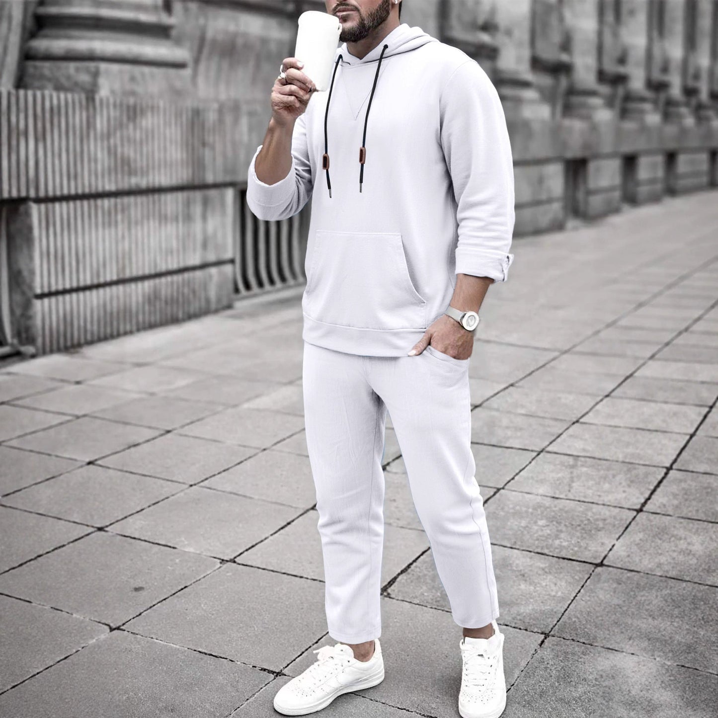 Completo casual con felpa con cappuccio e pantaloni da jogging