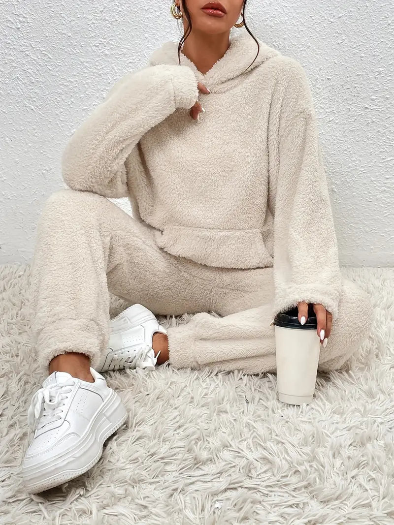 Completo casual da donna con felpa con cappuccio a maniche lunghe