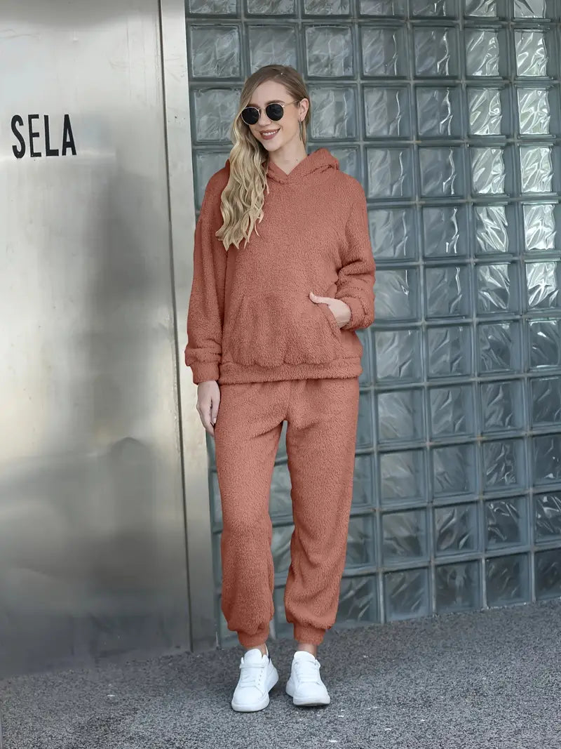 Completo casual da donna con felpa con cappuccio a maniche lunghe