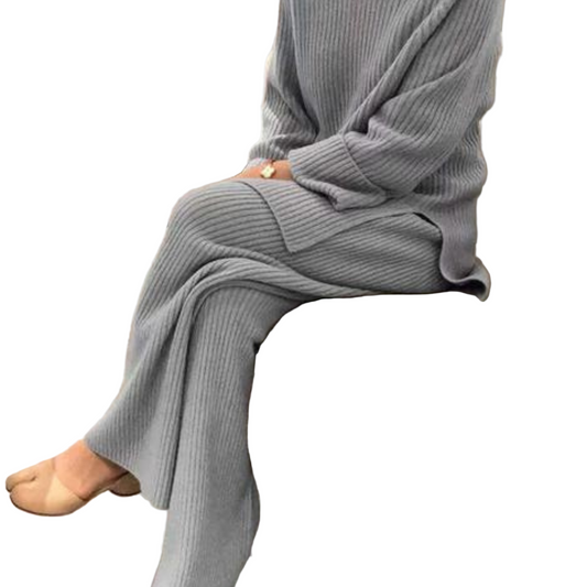 Completo casual da donna con maglione in maglia e pantaloni