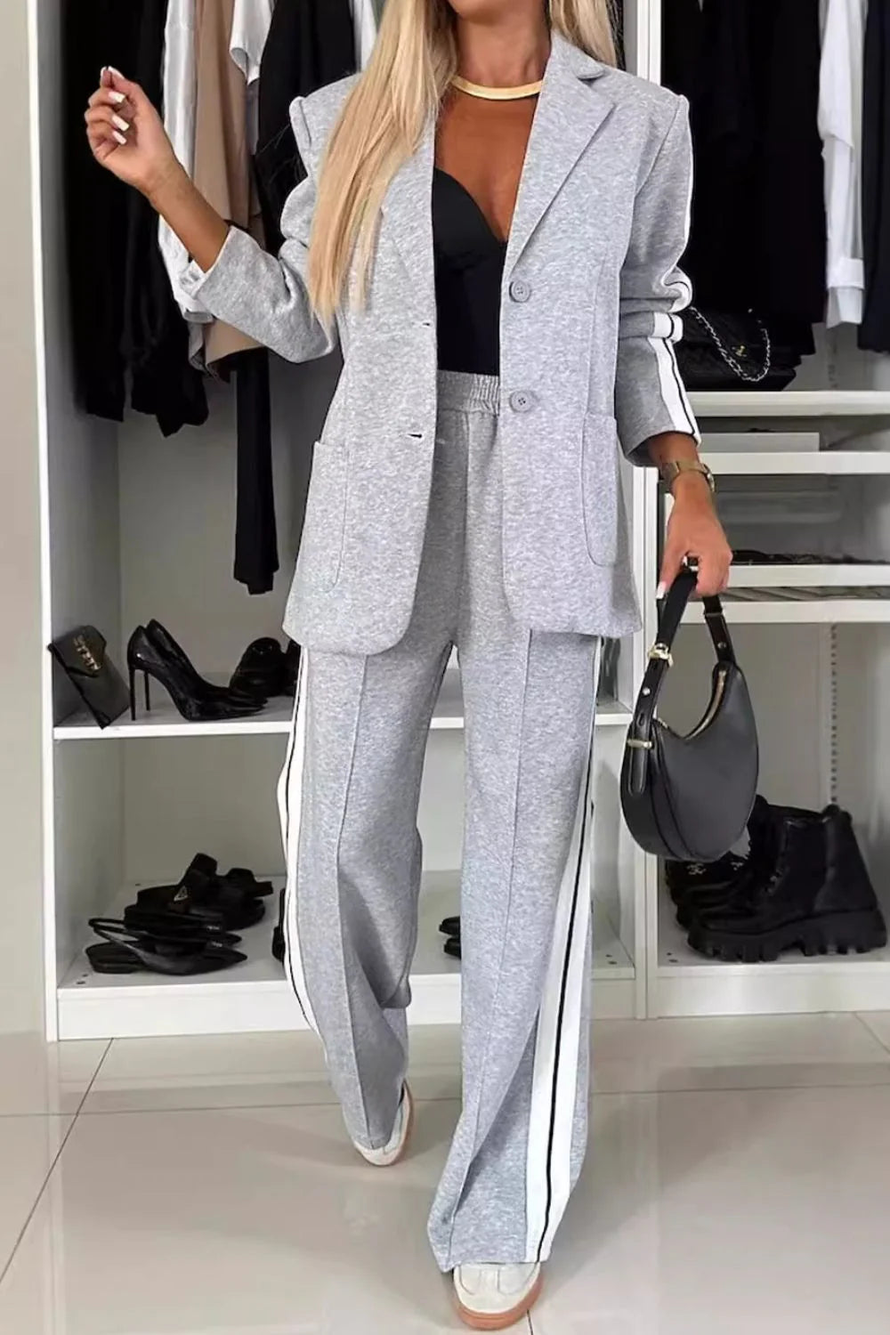 Completo da Donna con Blazer e Pantaloni a Righe in Stile Sportivo