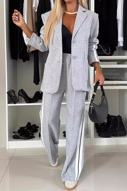 Completo da Donna con Blazer e Pantaloni a Righe in Stile Sportivo