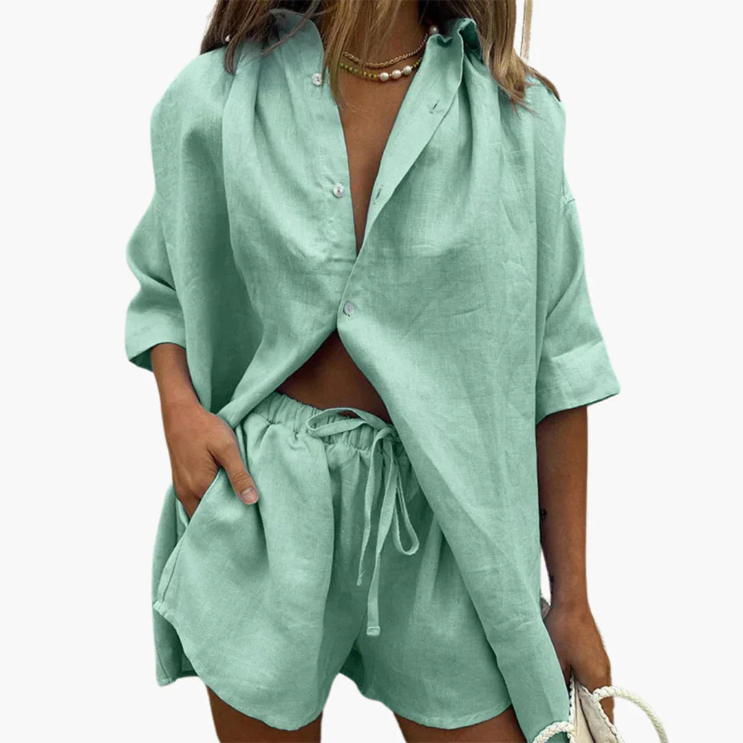 Completo due pezzi da donna con abbottonatura e pantaloncini