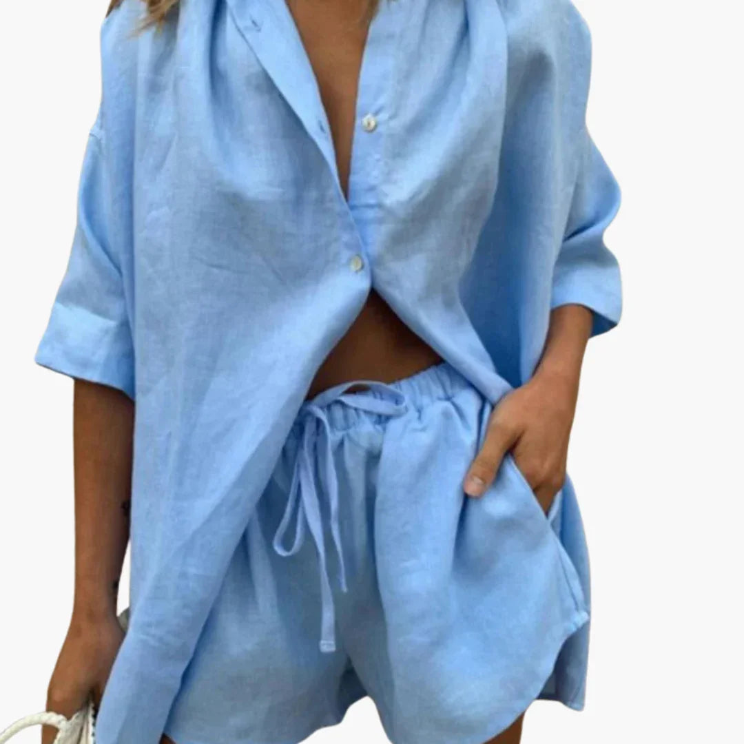 Completo due pezzi da donna con abbottonatura e pantaloncini