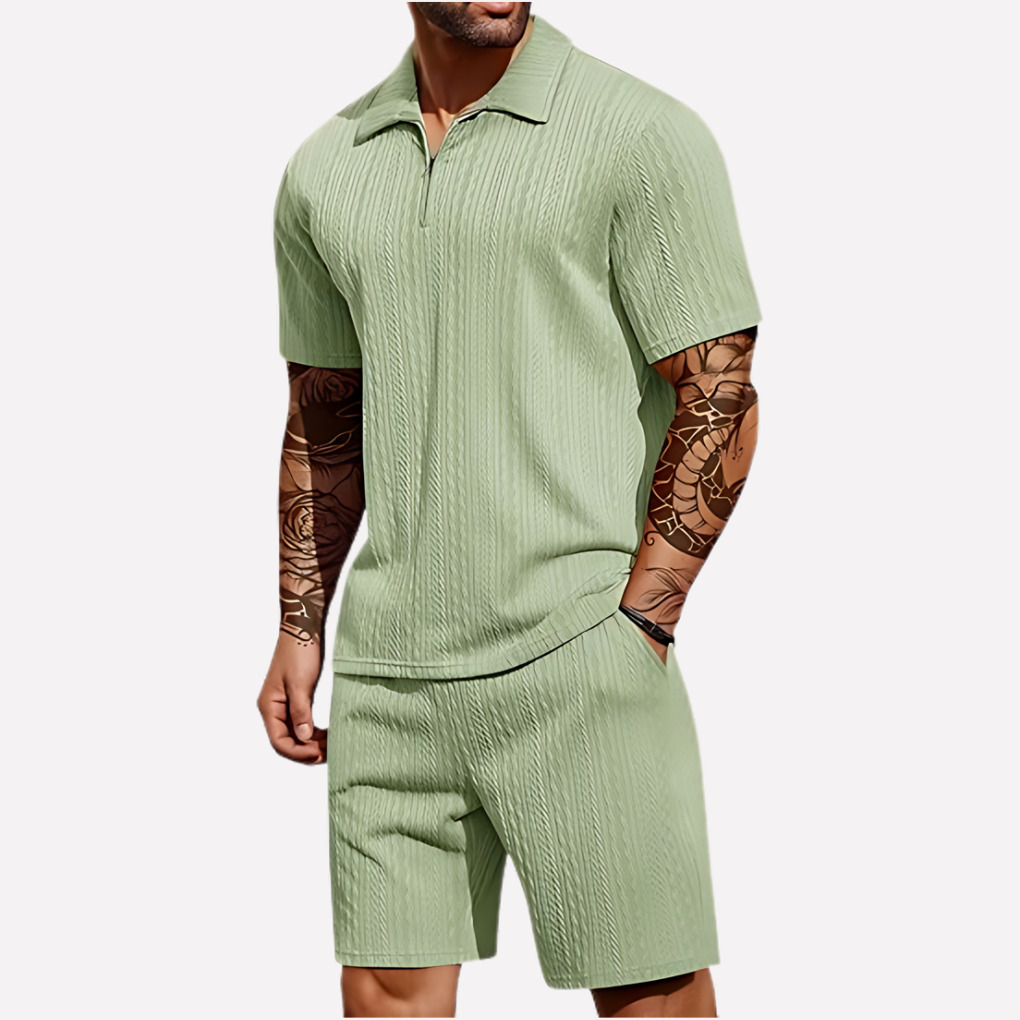 Completo strutturato con polo con zip e pantaloncini