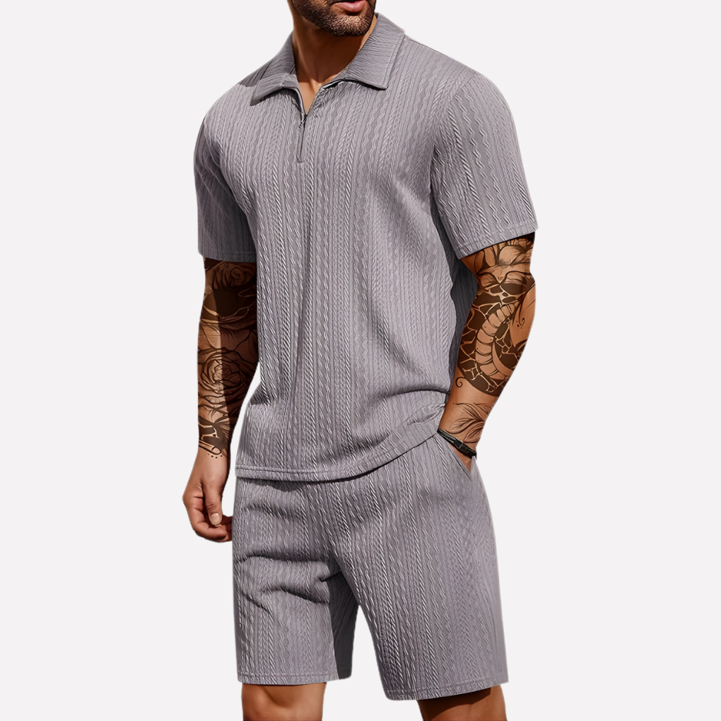 Completo strutturato con polo con zip e pantaloncini
