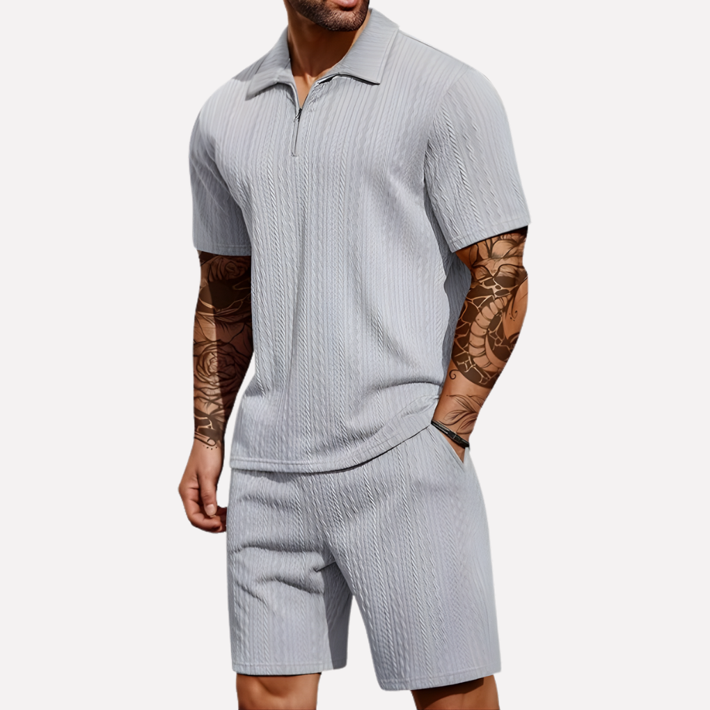 Completo strutturato con polo con zip e pantaloncini