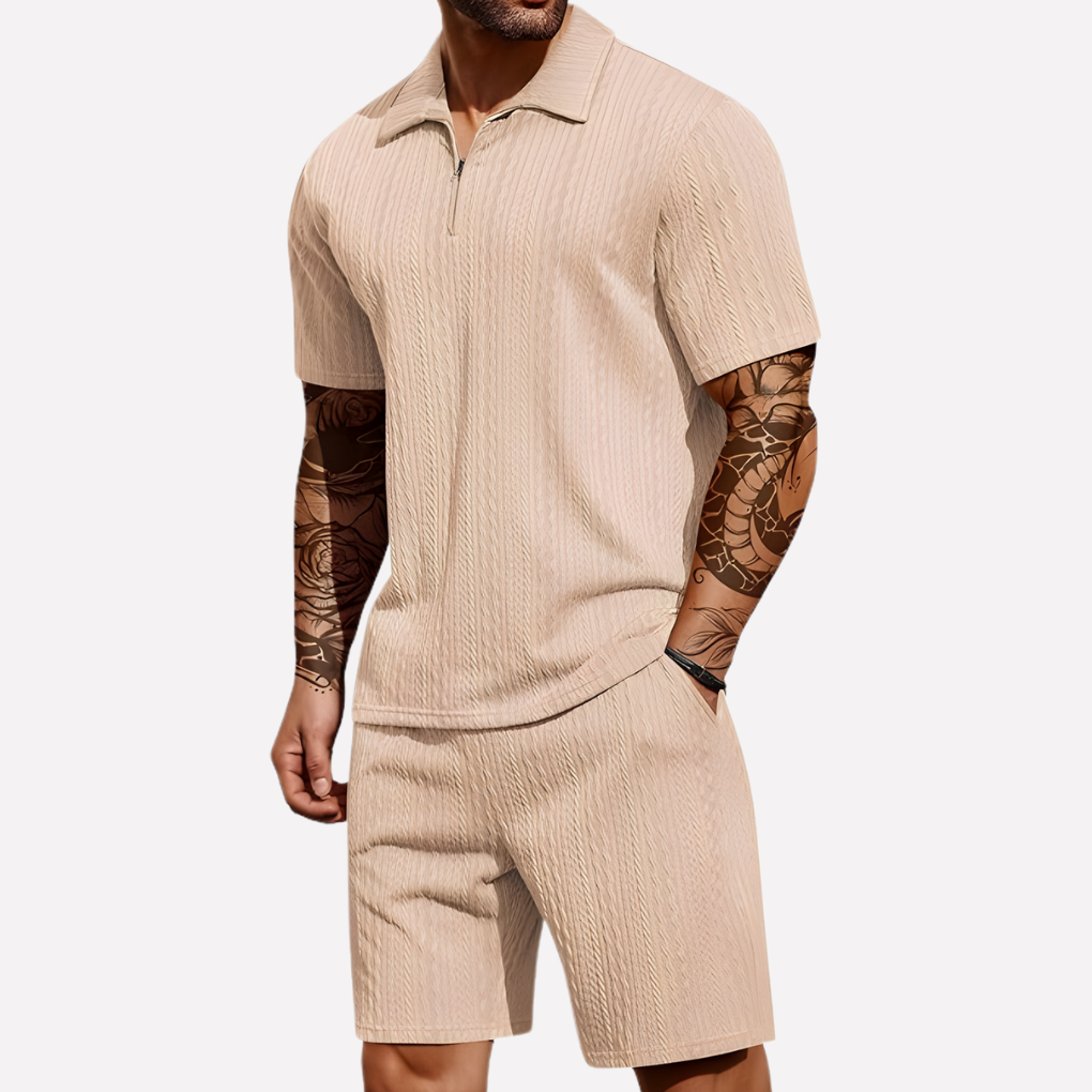 Completo strutturato con polo con zip e pantaloncini