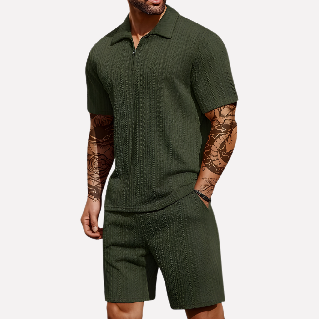 Completo strutturato con polo con zip e pantaloncini