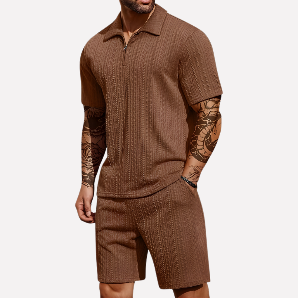 Completo strutturato con polo con zip e pantaloncini