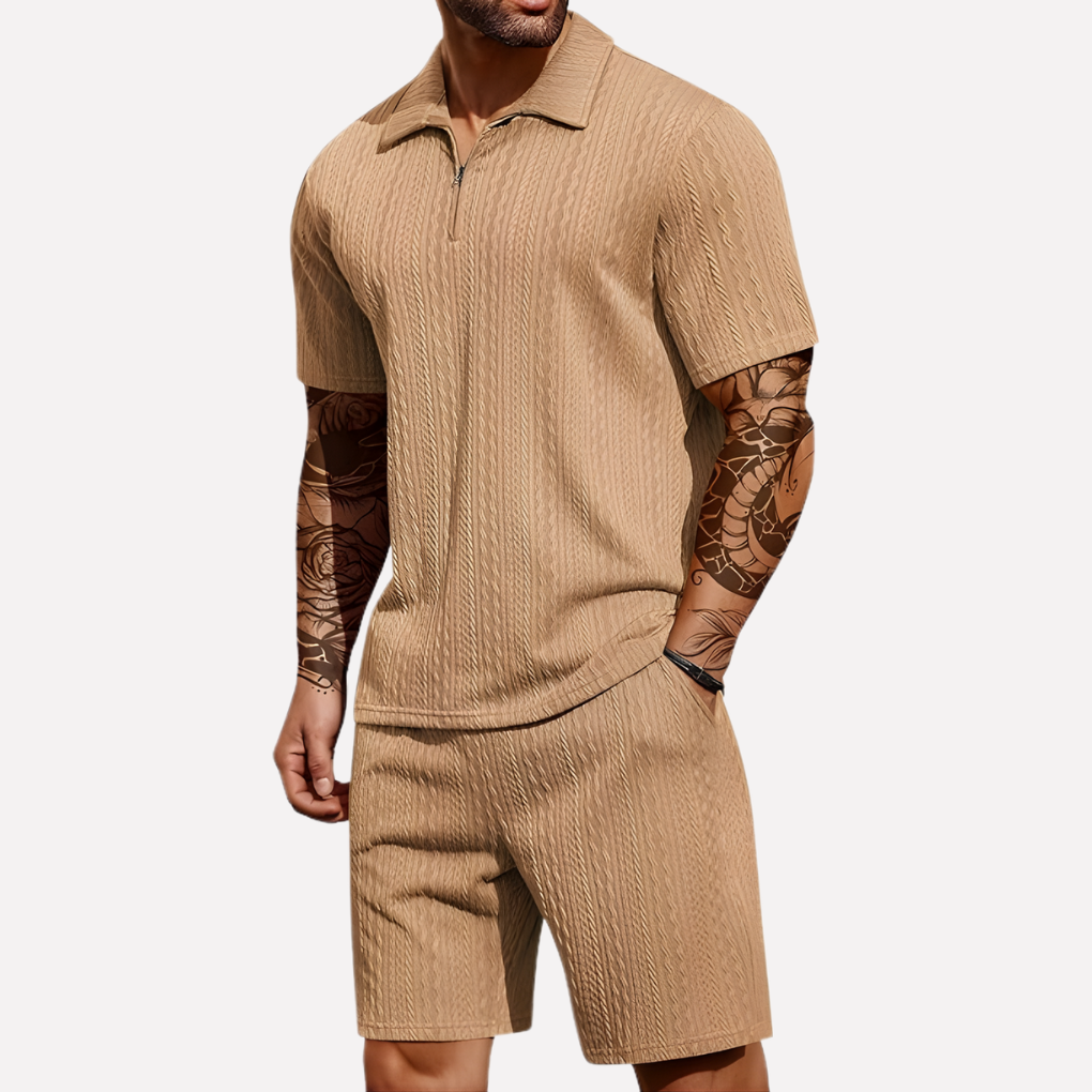 Completo strutturato con polo con zip e pantaloncini