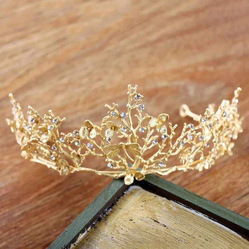 Coroncina dorata Woodland Gatherer con libellule
