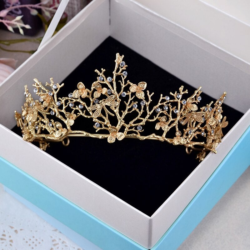 Coroncina dorata Woodland Gatherer con libellule