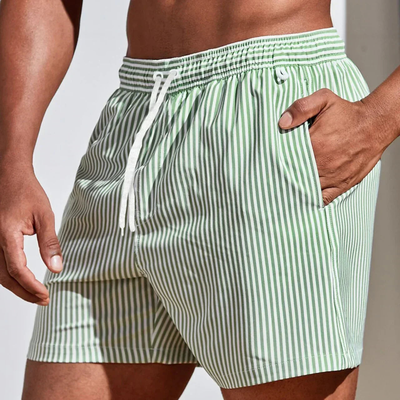 Costume da bagno sportivo a righe da uomo