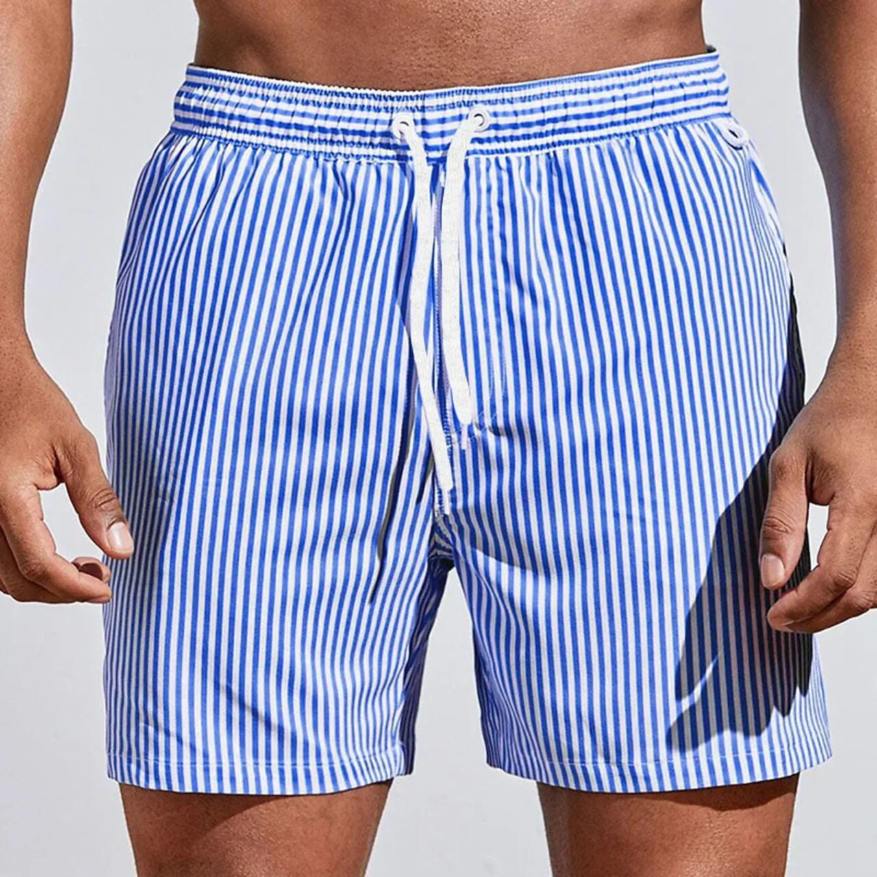 Costume da bagno sportivo a righe da uomo