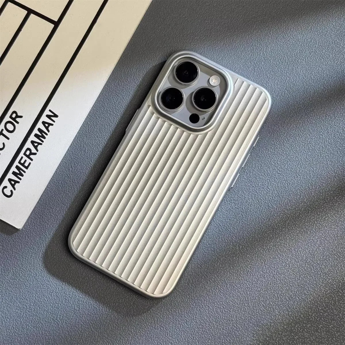 Custodia sottile effetto titanio e carbonio con supporto per ricarica wireless