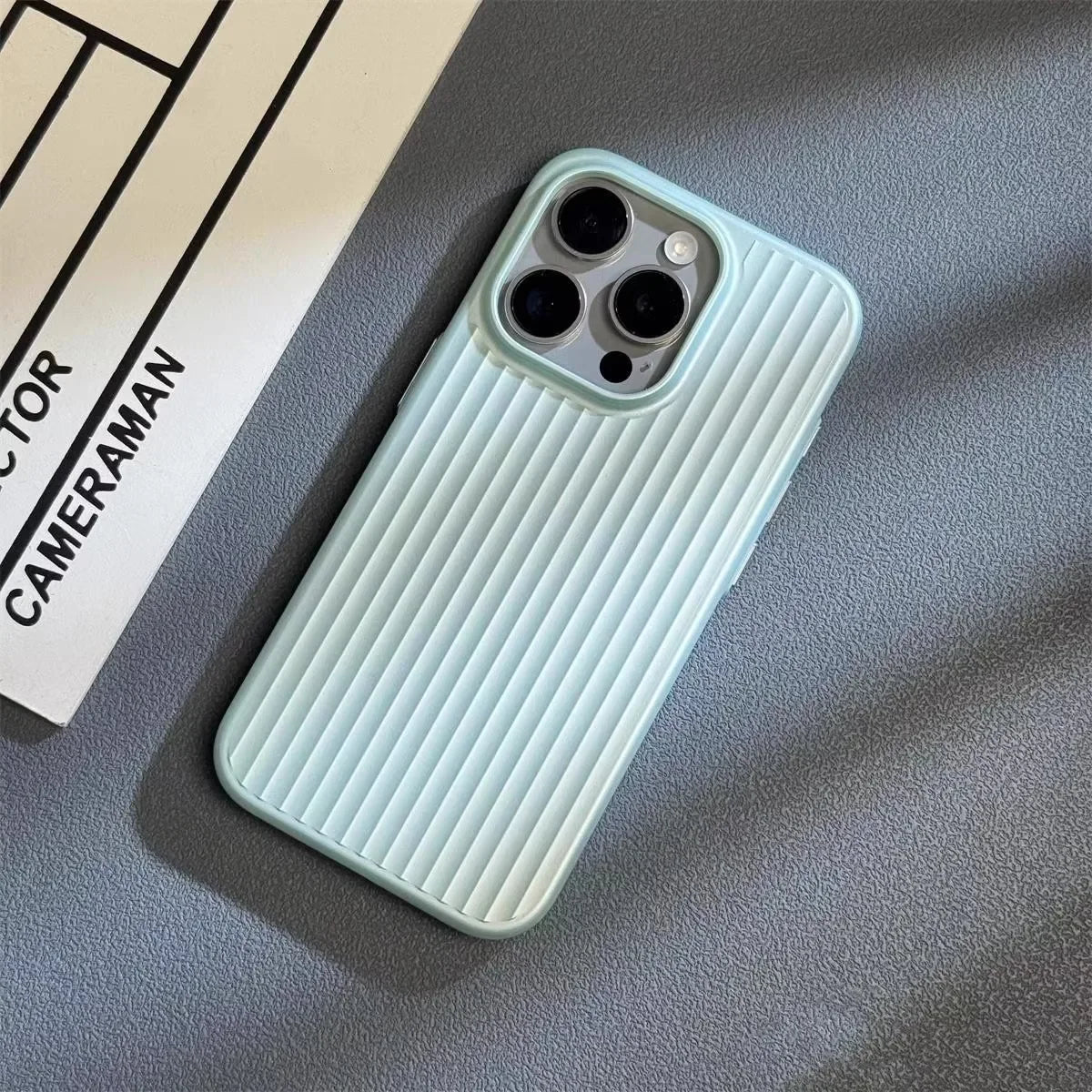 Custodia sottile effetto titanio e carbonio con supporto per ricarica wireless