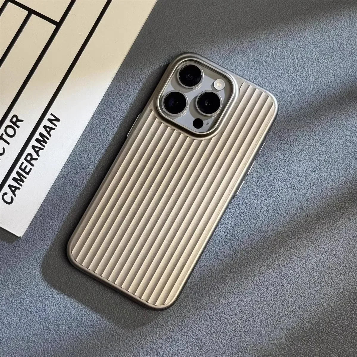 Custodia sottile effetto titanio e carbonio con supporto per ricarica wireless