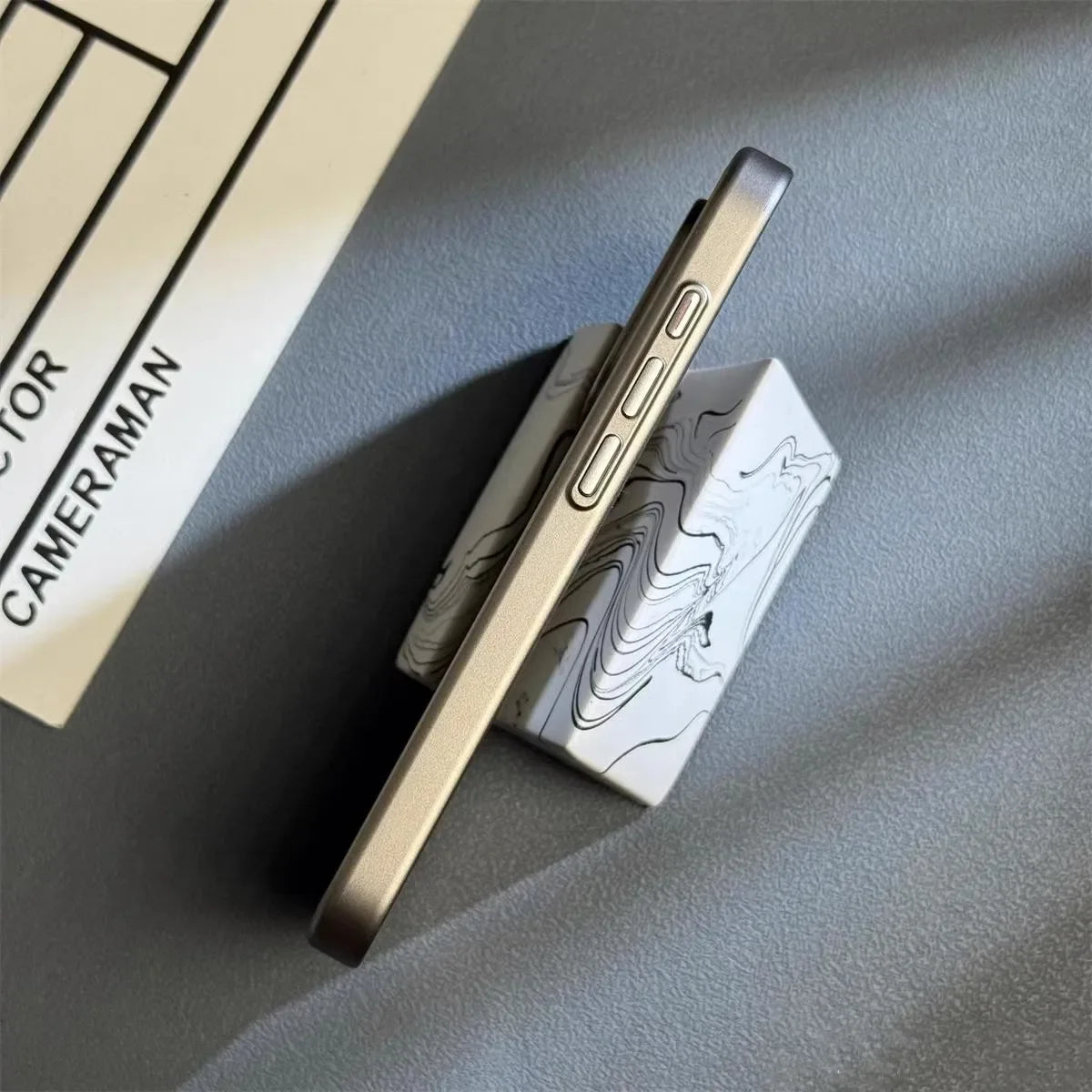Custodia sottile effetto titanio e carbonio con supporto per ricarica wireless