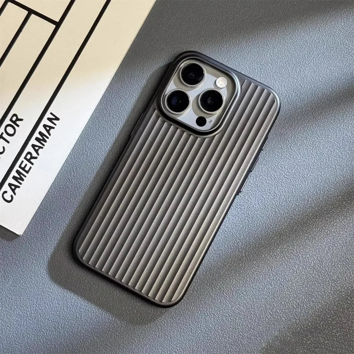 Custodia sottile effetto titanio e carbonio con supporto per ricarica wireless