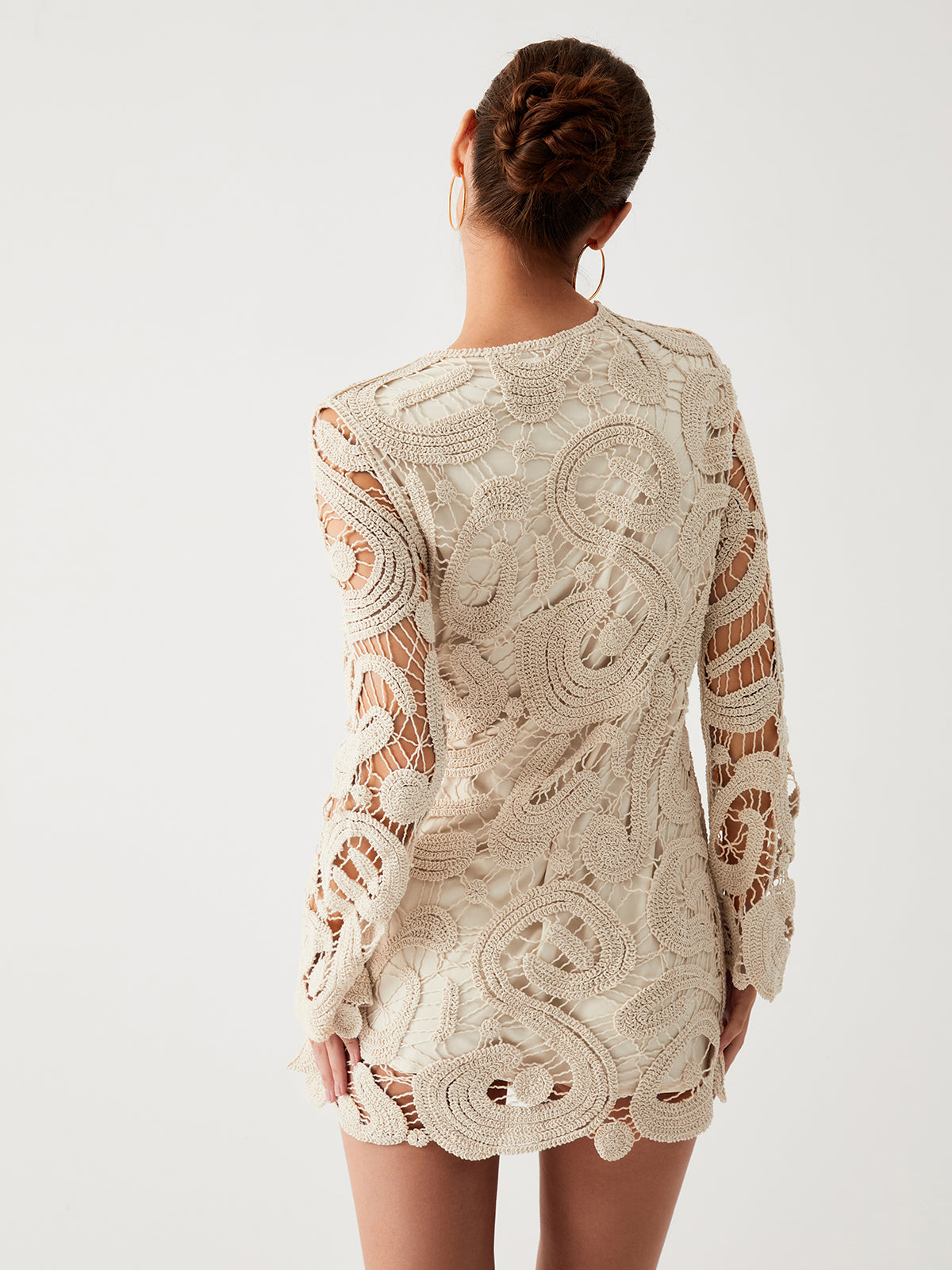 Elegante abito da donna in pizzo con dettagli trasparenti e vestibilità aderente