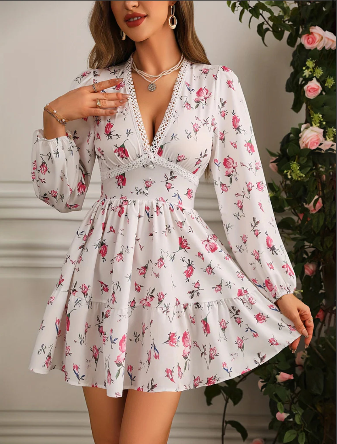 Elegante abito estivo con volant e scollo a V