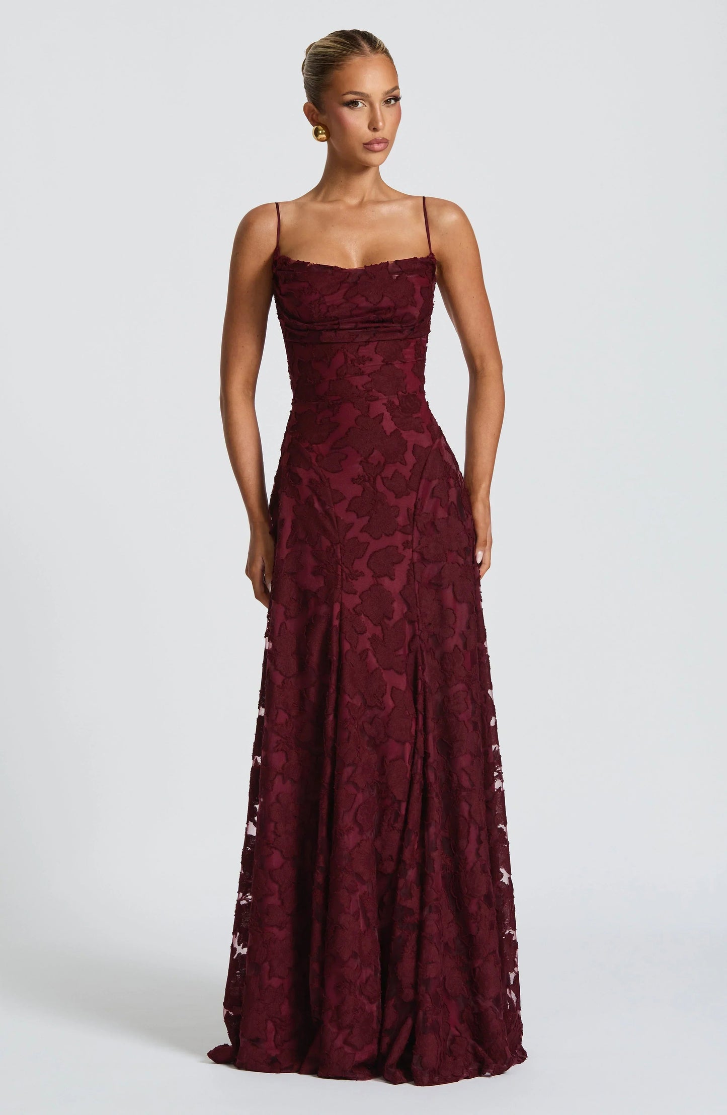 Elegante abito lungo in pizzo con schiena scoperta