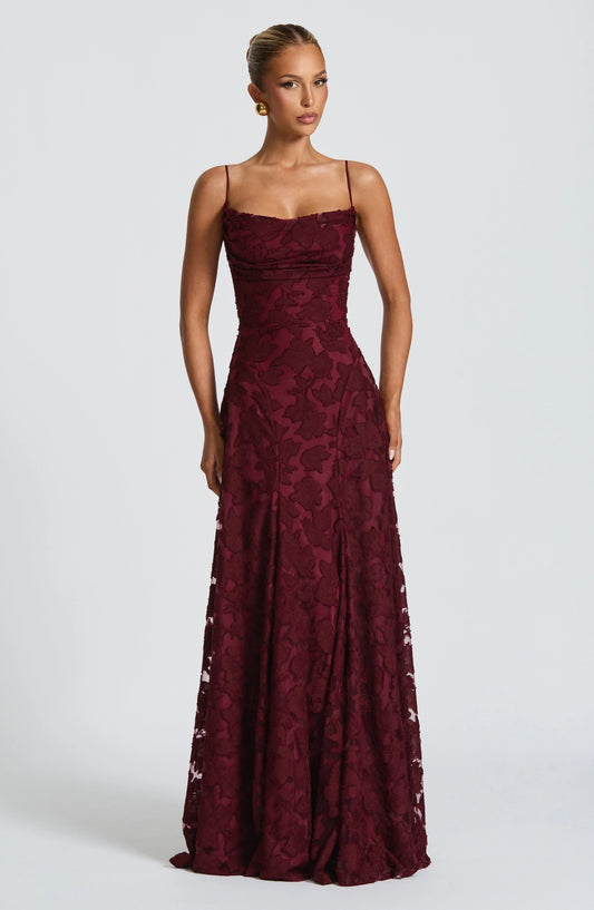 Elegante abito lungo in pizzo con schiena scoperta