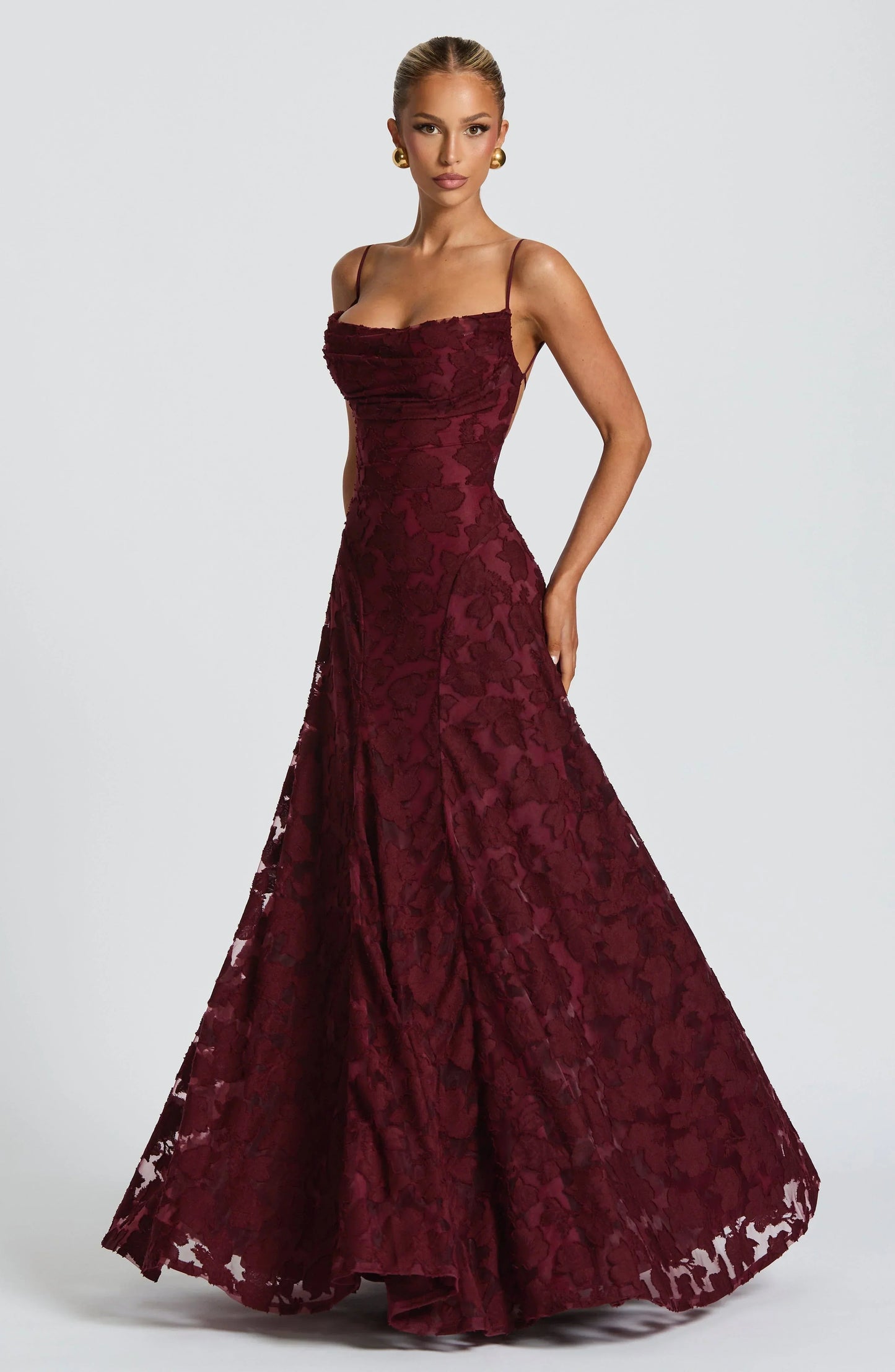 Elegante abito lungo in pizzo con schiena scoperta