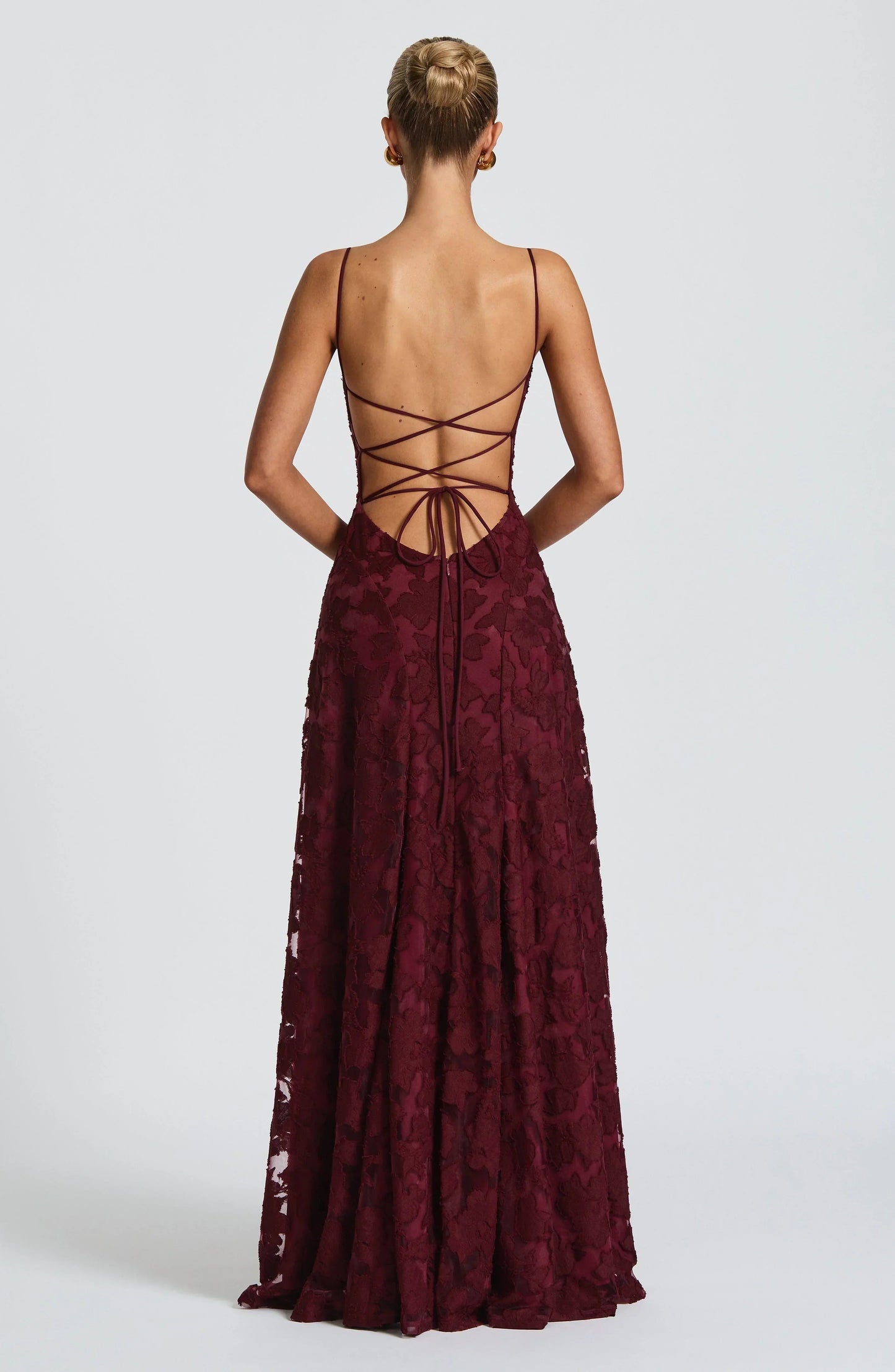 Elegante abito lungo in pizzo con schiena scoperta