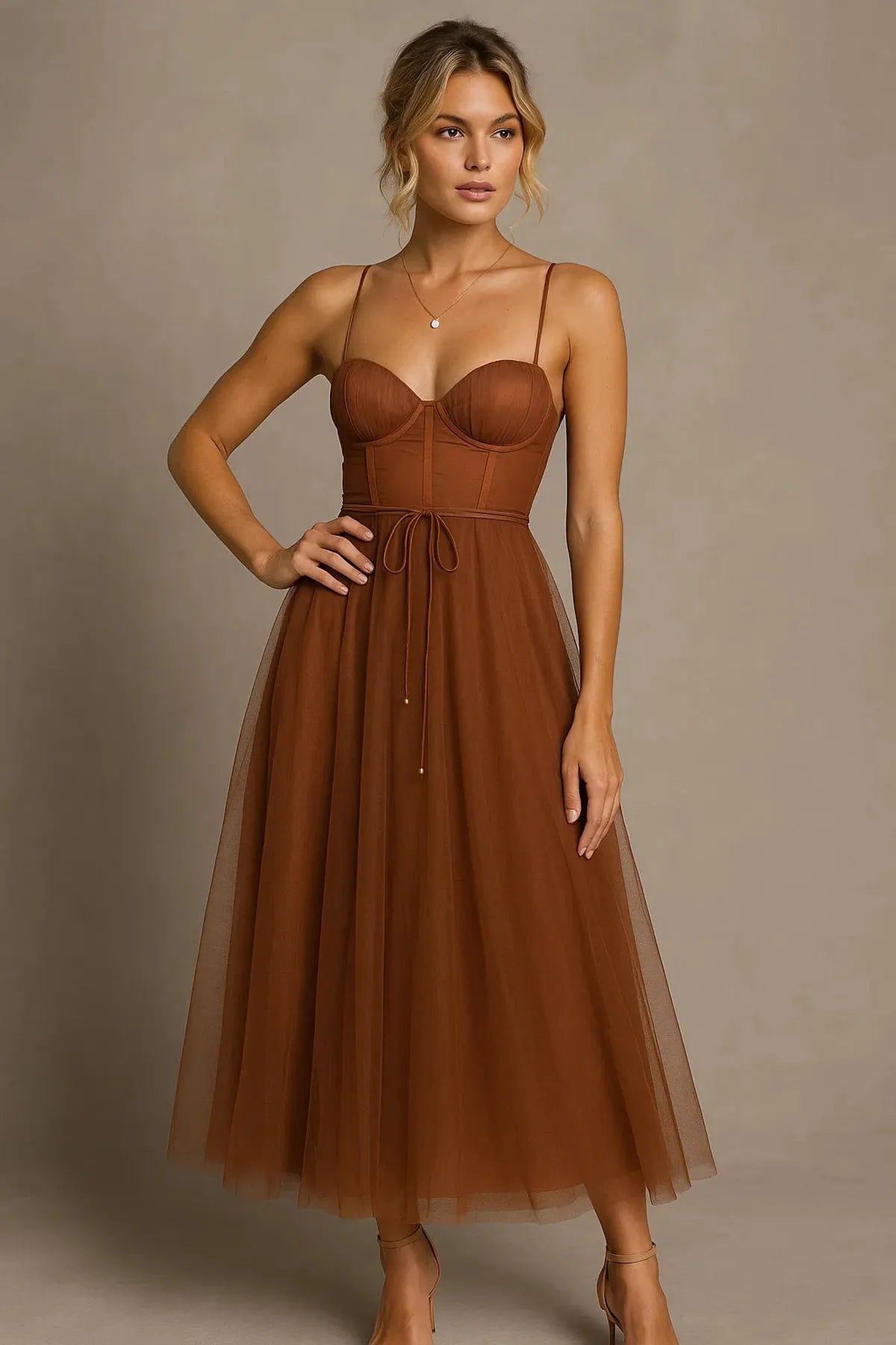 Elegante Abito Midi Smanicato a Corsetto in Chiffon e Tulle
