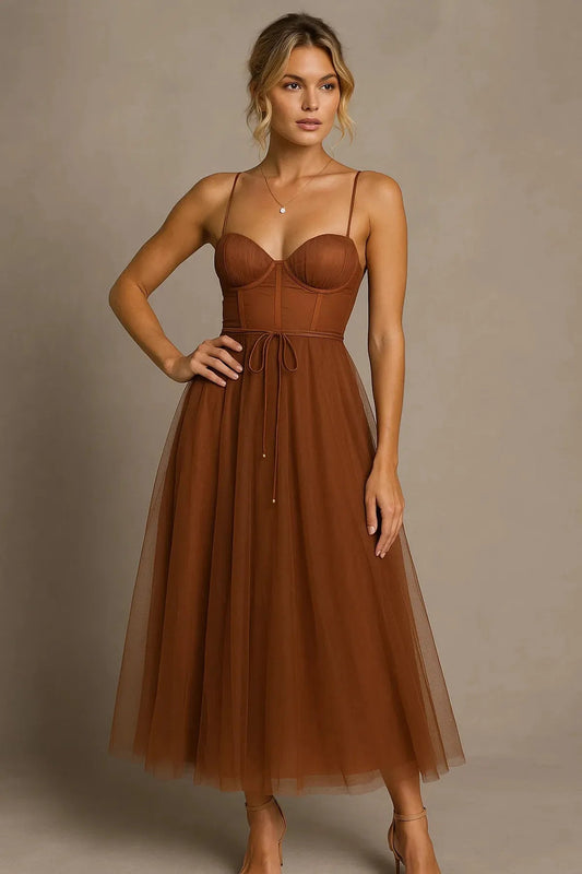 Elegante Abito Midi Smanicato a Corsetto in Chiffon e Tulle