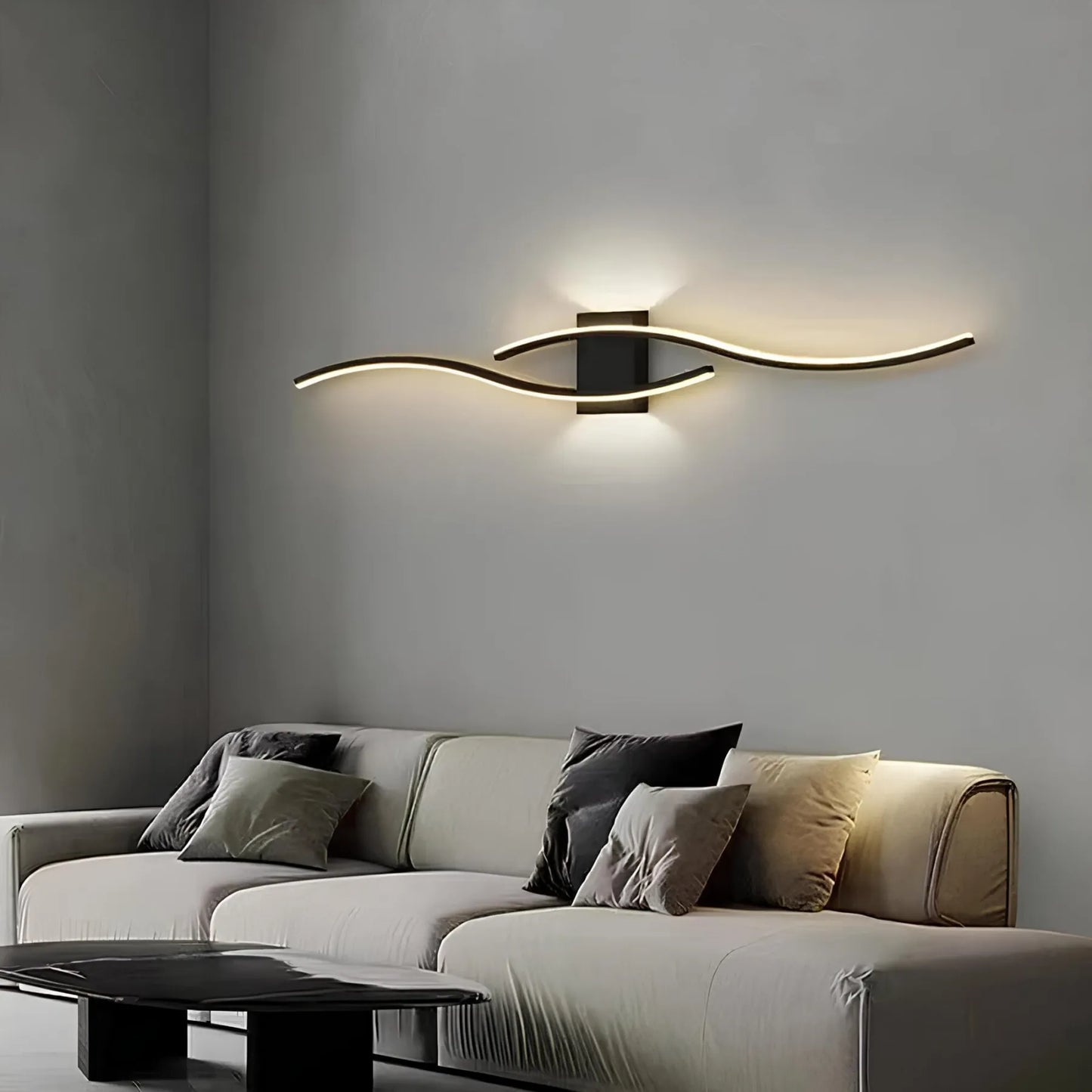 Elegante lampada da parete lineare per interni moderni, discreta illuminazione d'accento con montaggio a parete