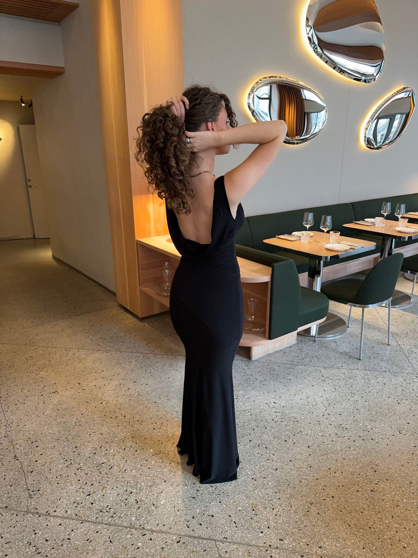 Elegante vestito maxi da donna aderente con spacco