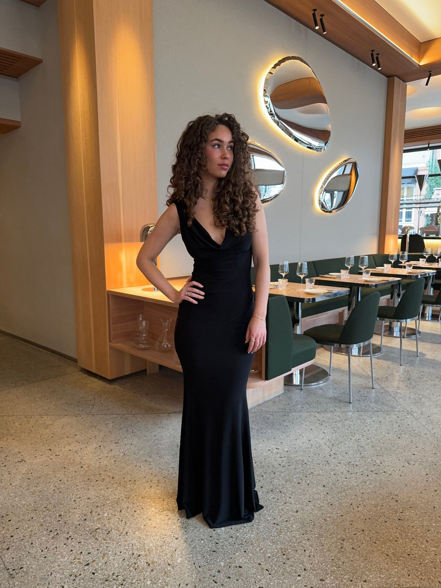 Elegante vestito maxi da donna aderente con spacco