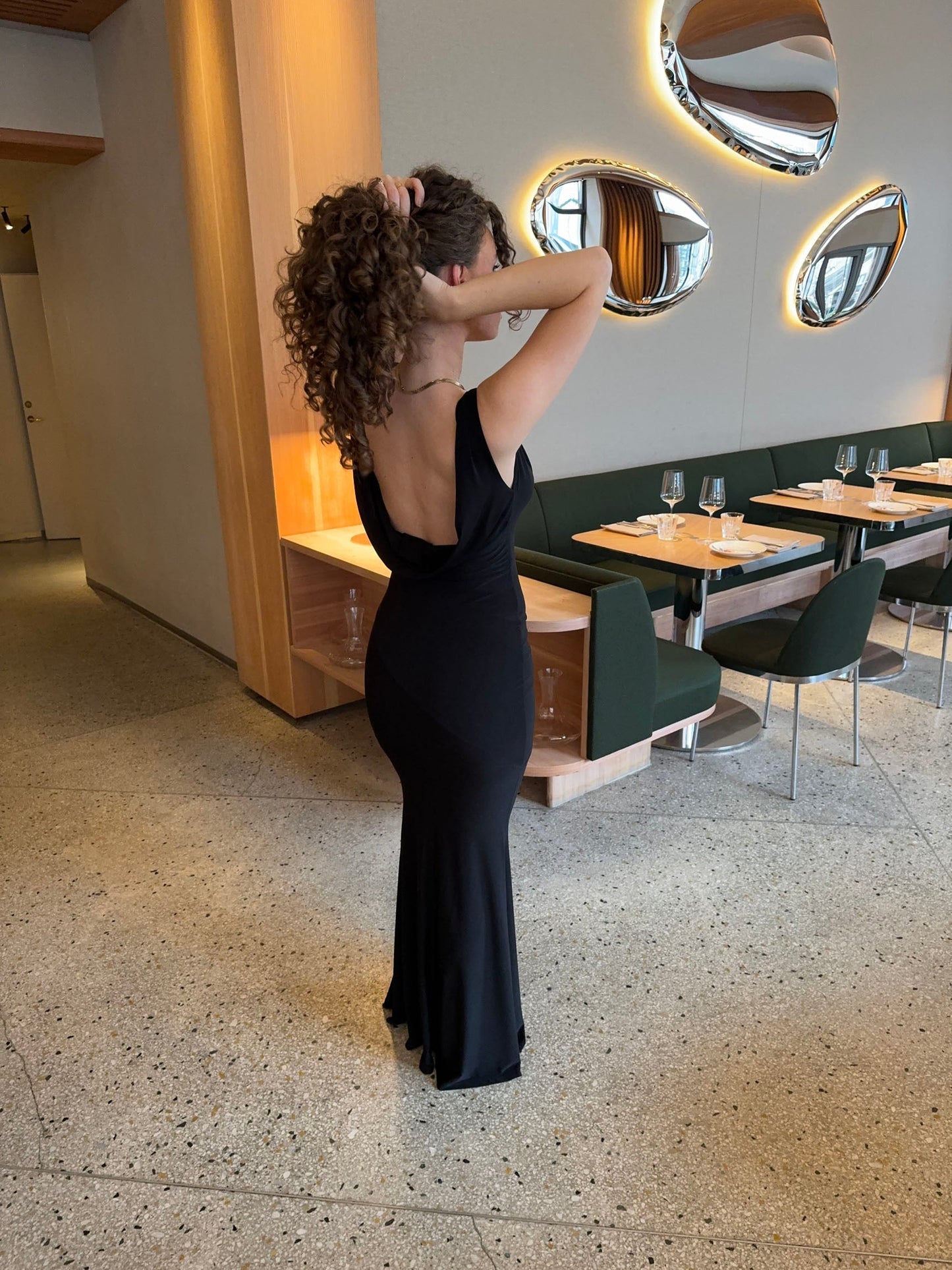 Elegante vestito maxi da donna aderente con spacco