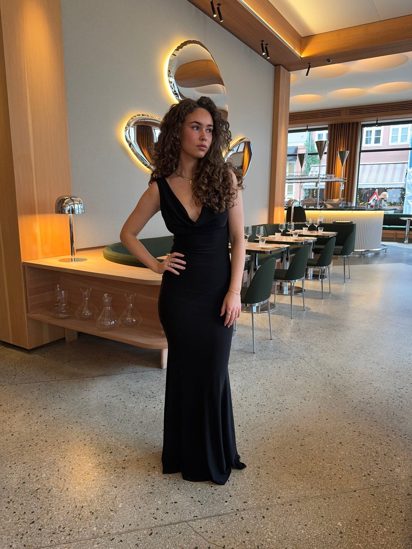 Elegante vestito maxi da donna aderente con spacco