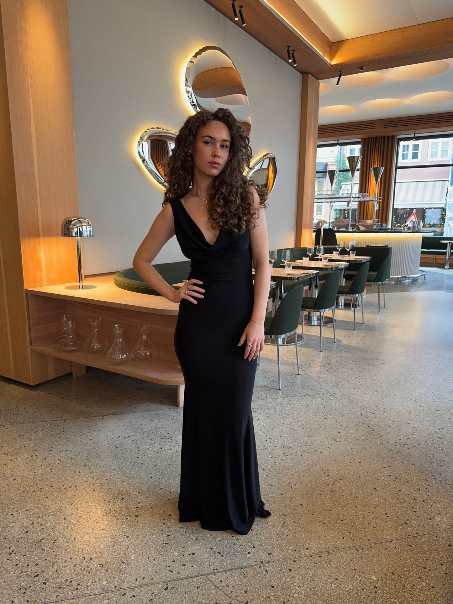 Elegante vestito maxi da donna aderente con spacco