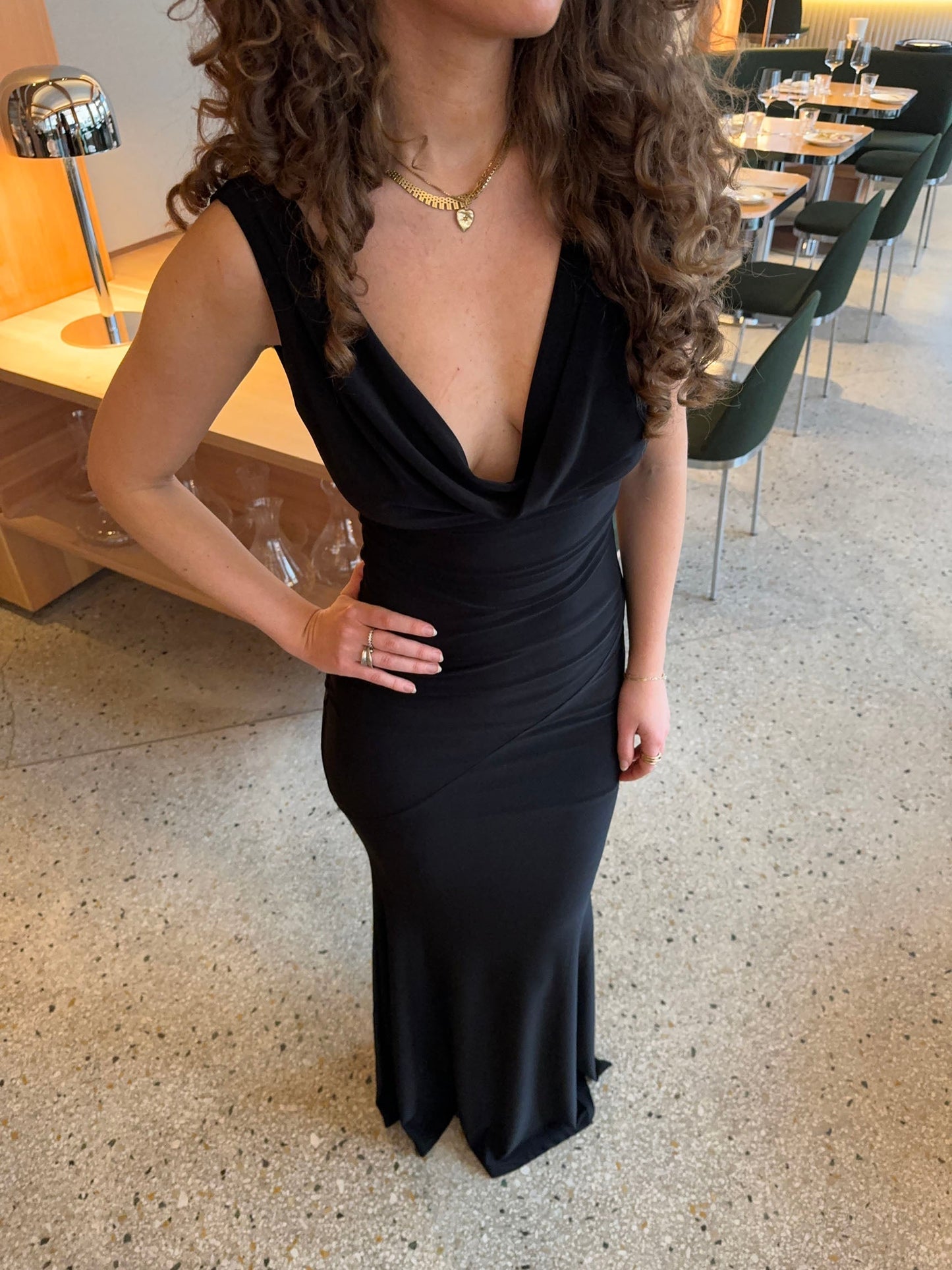 Elegante vestito maxi da donna aderente con spacco