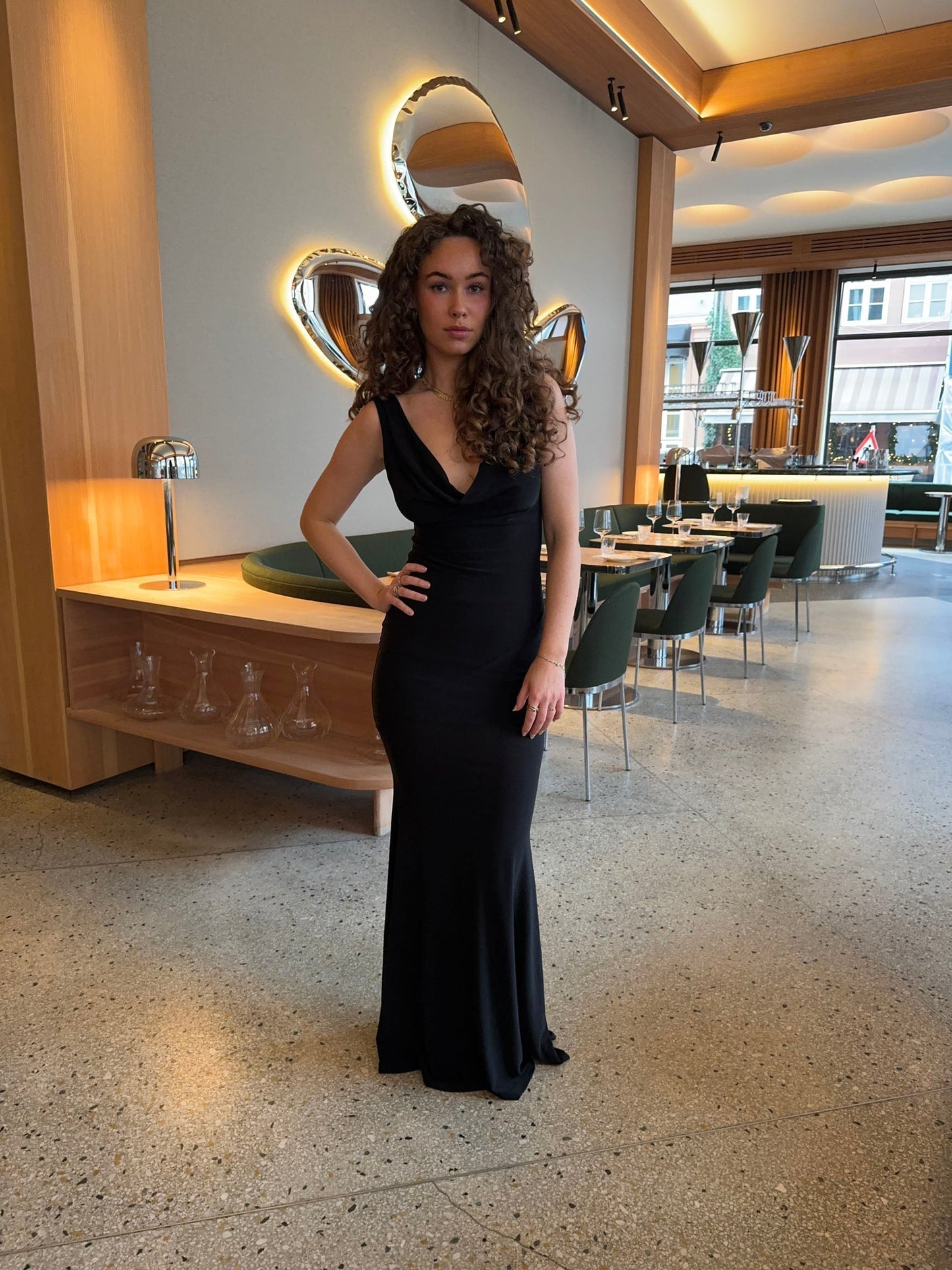Elegante vestito maxi da donna aderente con spacco