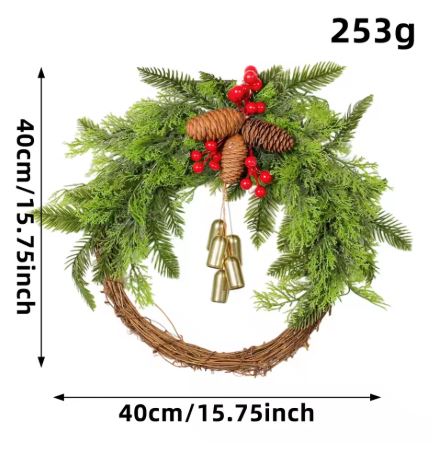Ghirlanda invernale artigianale in stile boho con campanelle, pigne e bacche per interno ed esterno