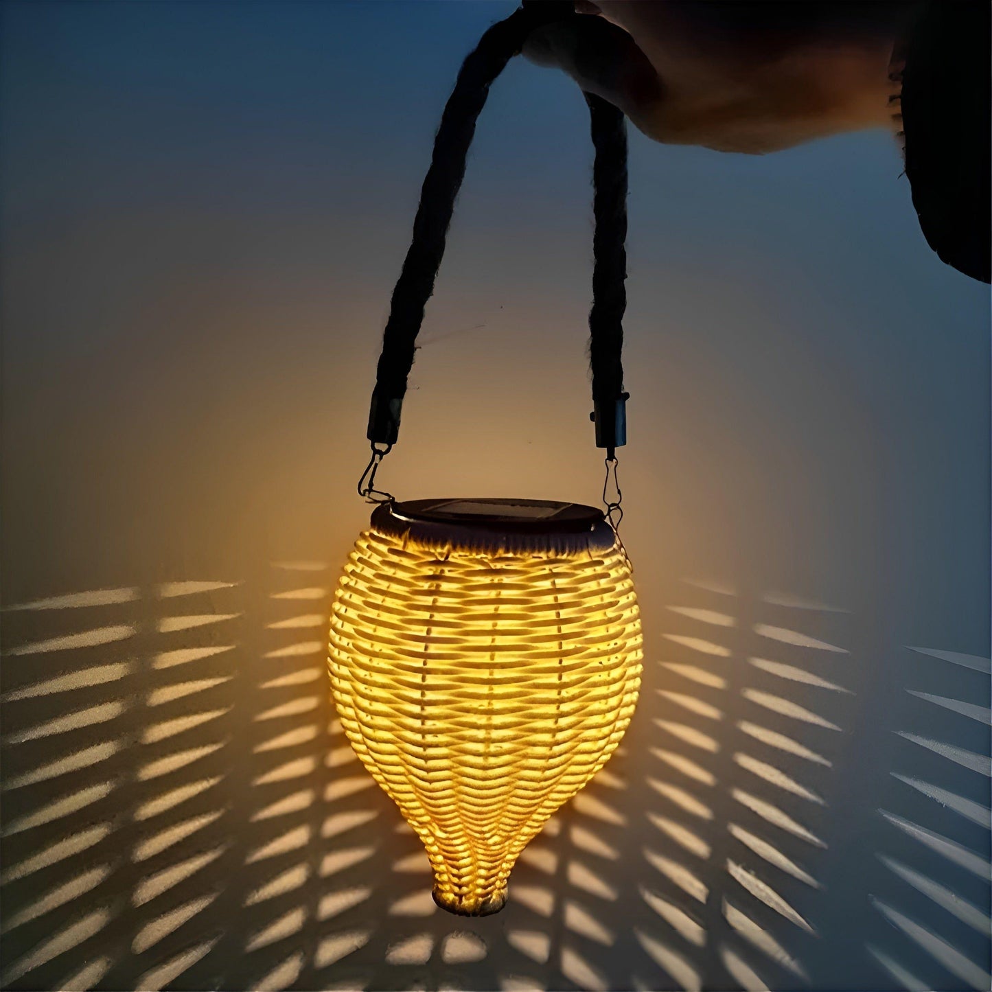 Lampada da giardino solare in rattan con illuminazione automatica per esterni