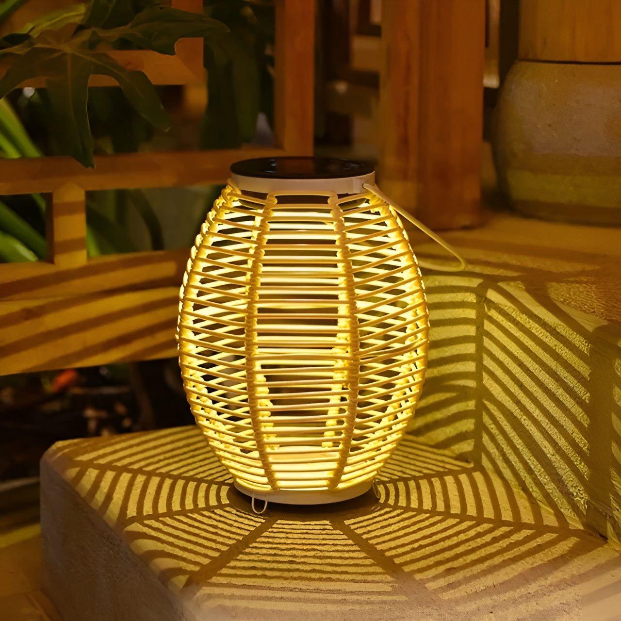 Lampada da giardino solare in rattan con illuminazione automatica per esterni