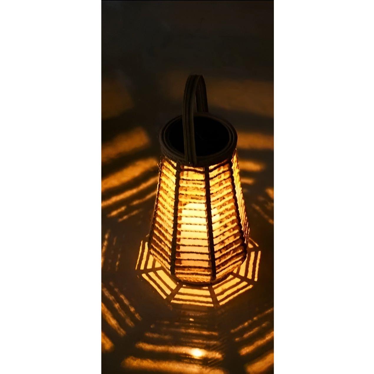Lampada da giardino solare in rattan con illuminazione automatica per esterni