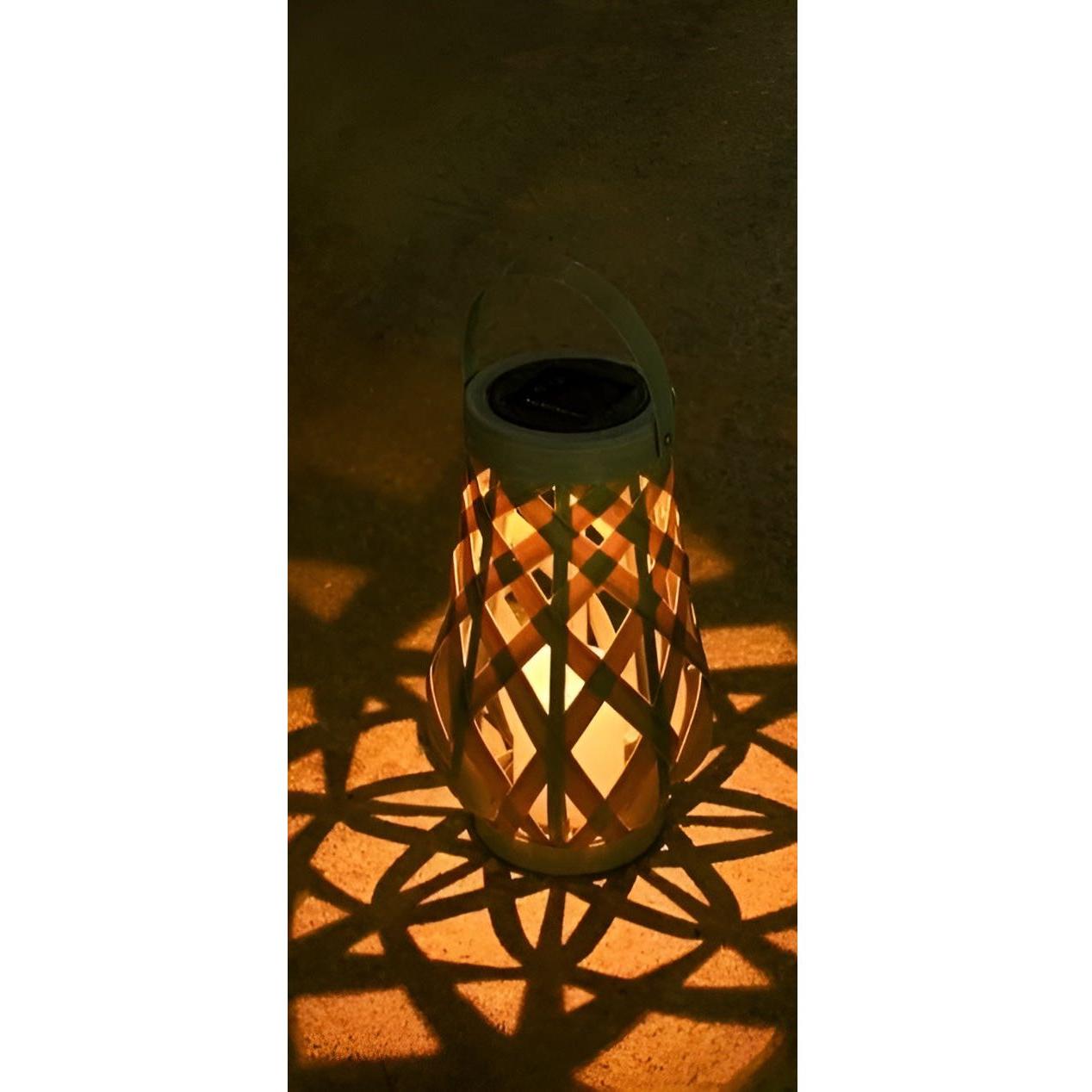 Lampada da giardino solare in rattan con illuminazione automatica per esterni