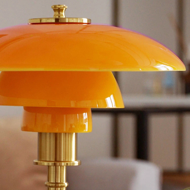 Lampada da tavolo LED dal design danese