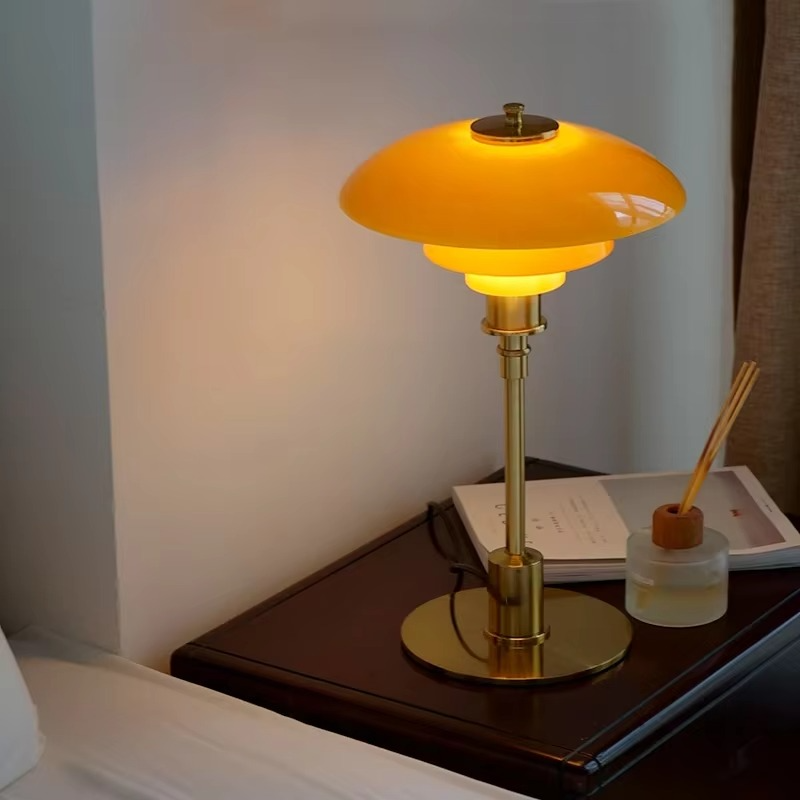 Lampada da tavolo LED dal design danese