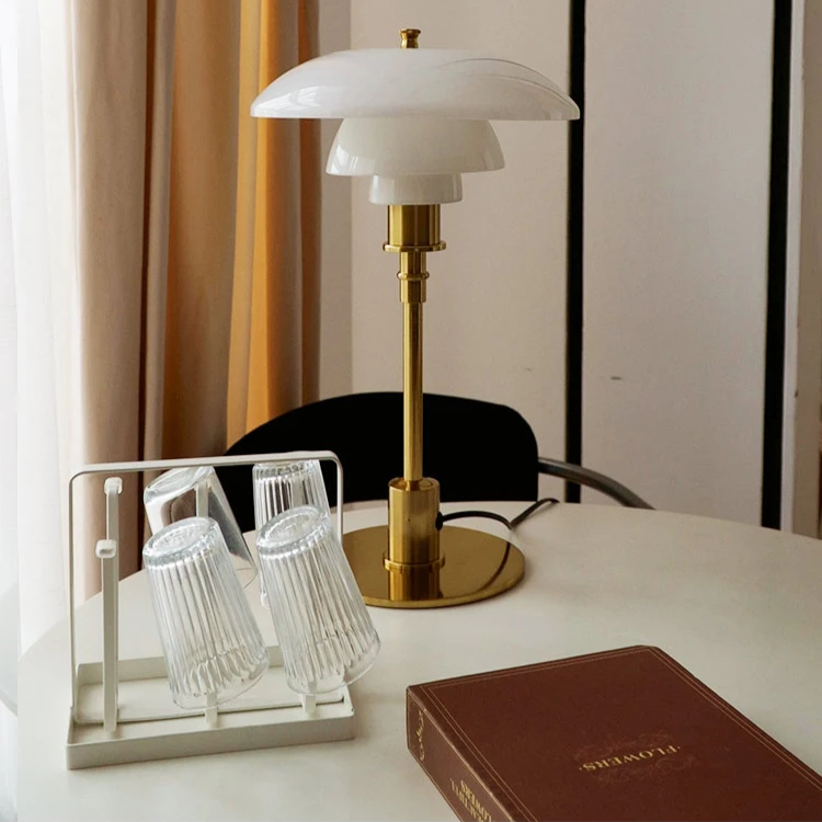Lampada da tavolo LED dal design danese