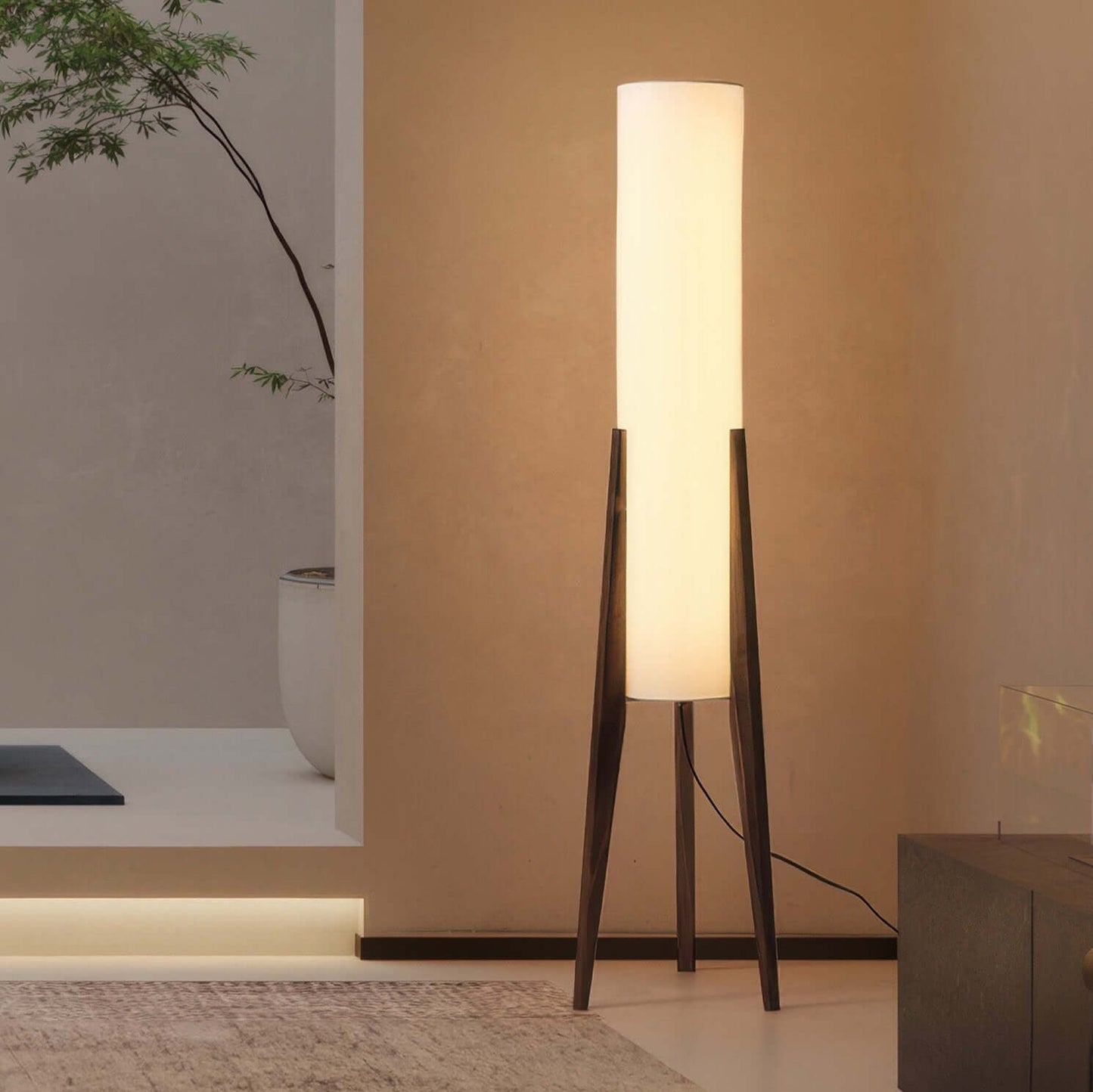 Lampada da terra in legno massello con paralume in tessuto