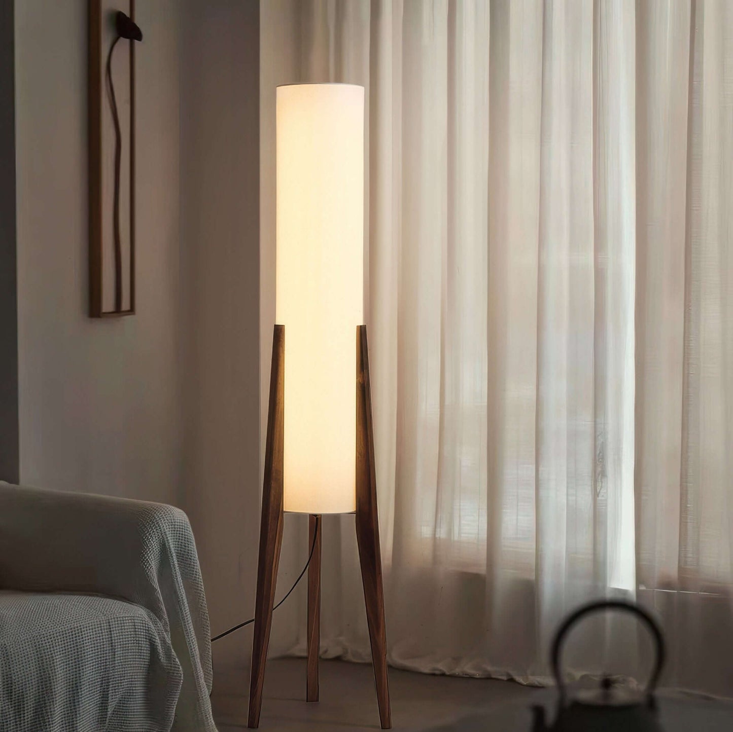 Lampada da terra in legno massello con paralume in tessuto